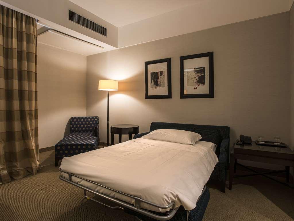 Flyon Hotel & Conference Center Bologna Room photo Room of a private hospital in Paris