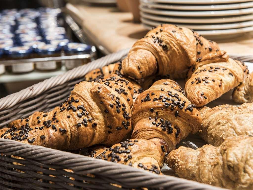 Flyon Hotel & Conference Center Bologna Restaurant photo Croissants with chocolate
