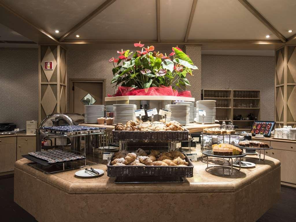 Flyon Hotel & Conference Center Bologna Restaurant photo Breakfast buffet at the hotel