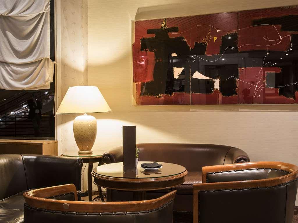 Flyon Hotel & Conference Center Bologna Restaurant photo The interior of the hotel