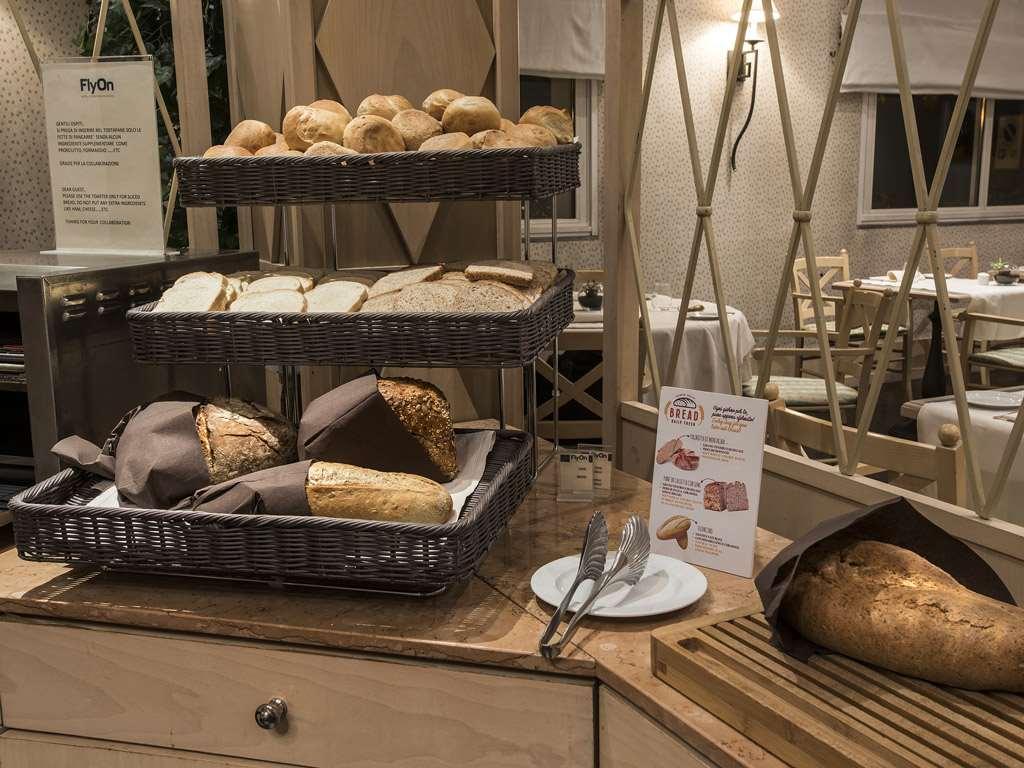 Flyon Hotel & Conference Center Bologna Restaurant photo Bread and pastry