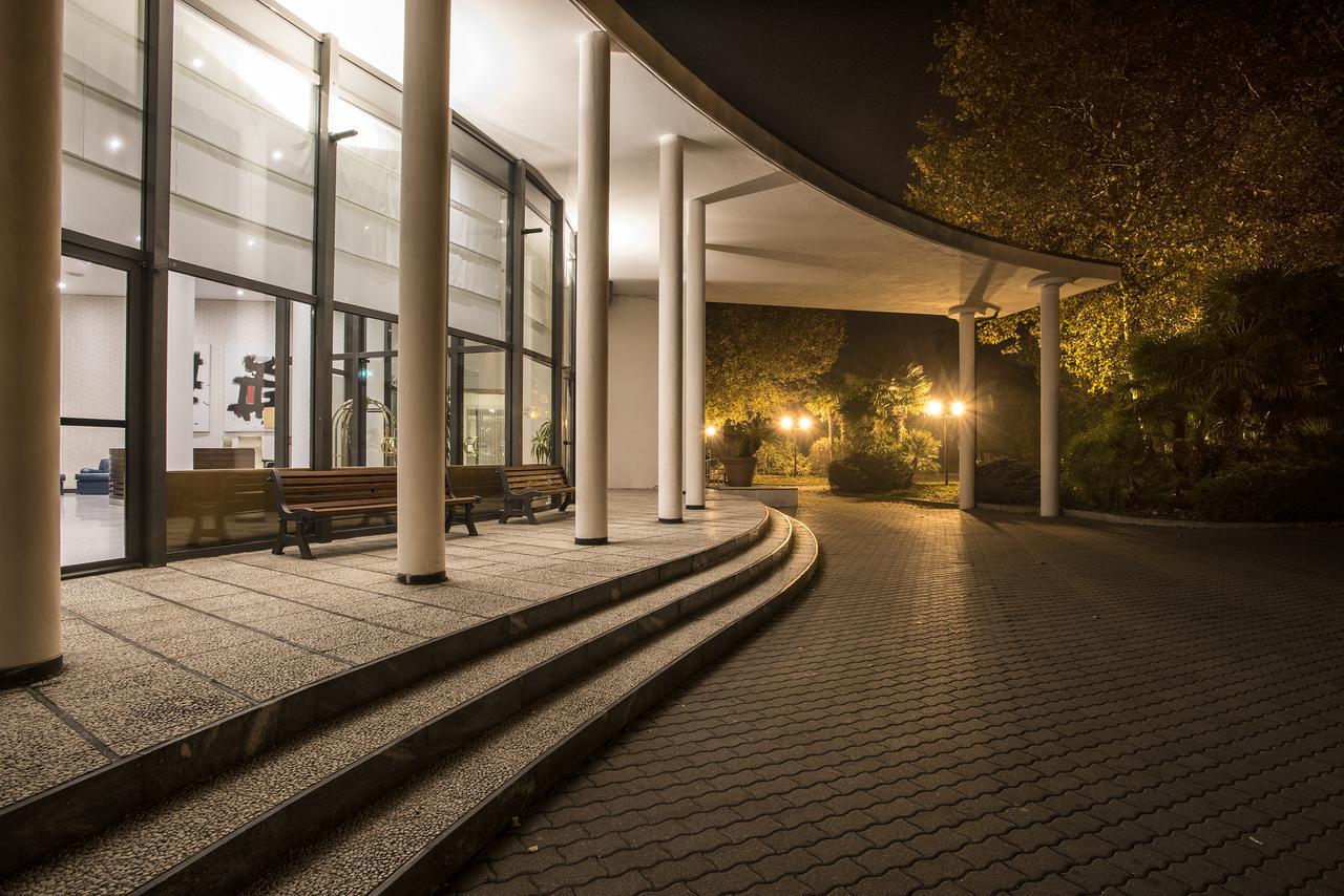 Flyon Hotel & Conference Center Bologna Exterior photo The entrance of the park