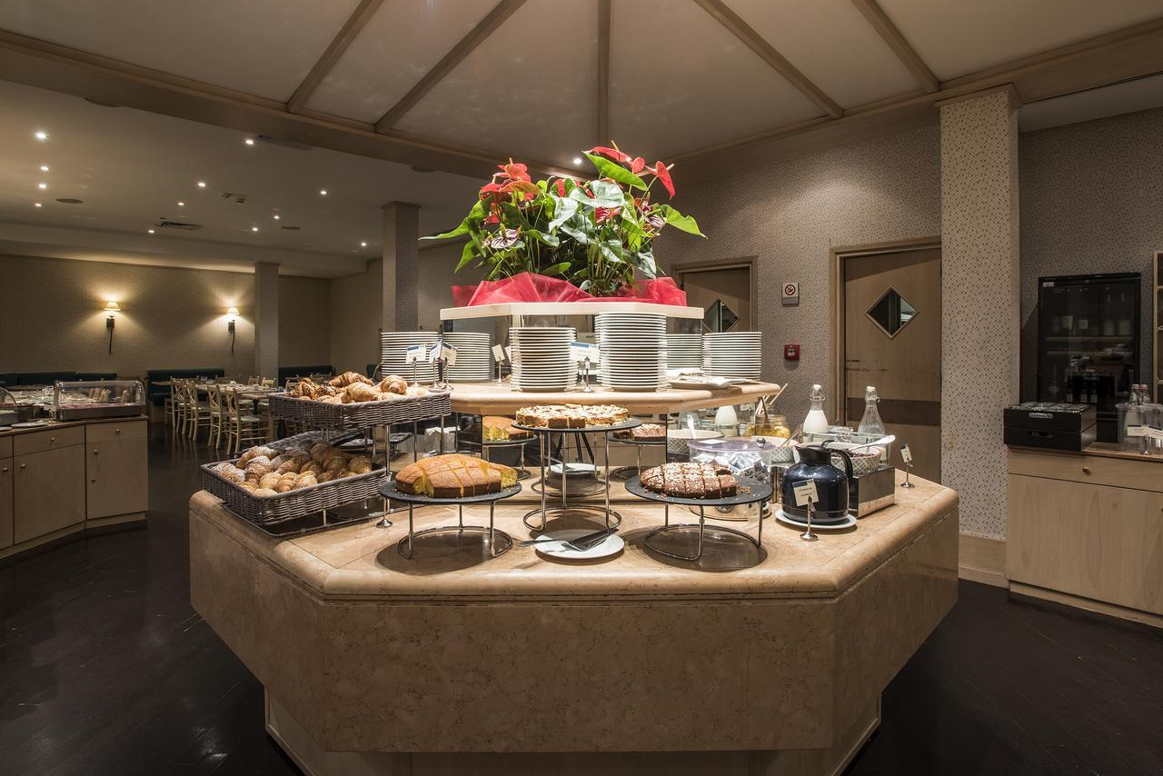 Flyon Hotel & Conference Center Bologna Exterior photo Breakfast buffet