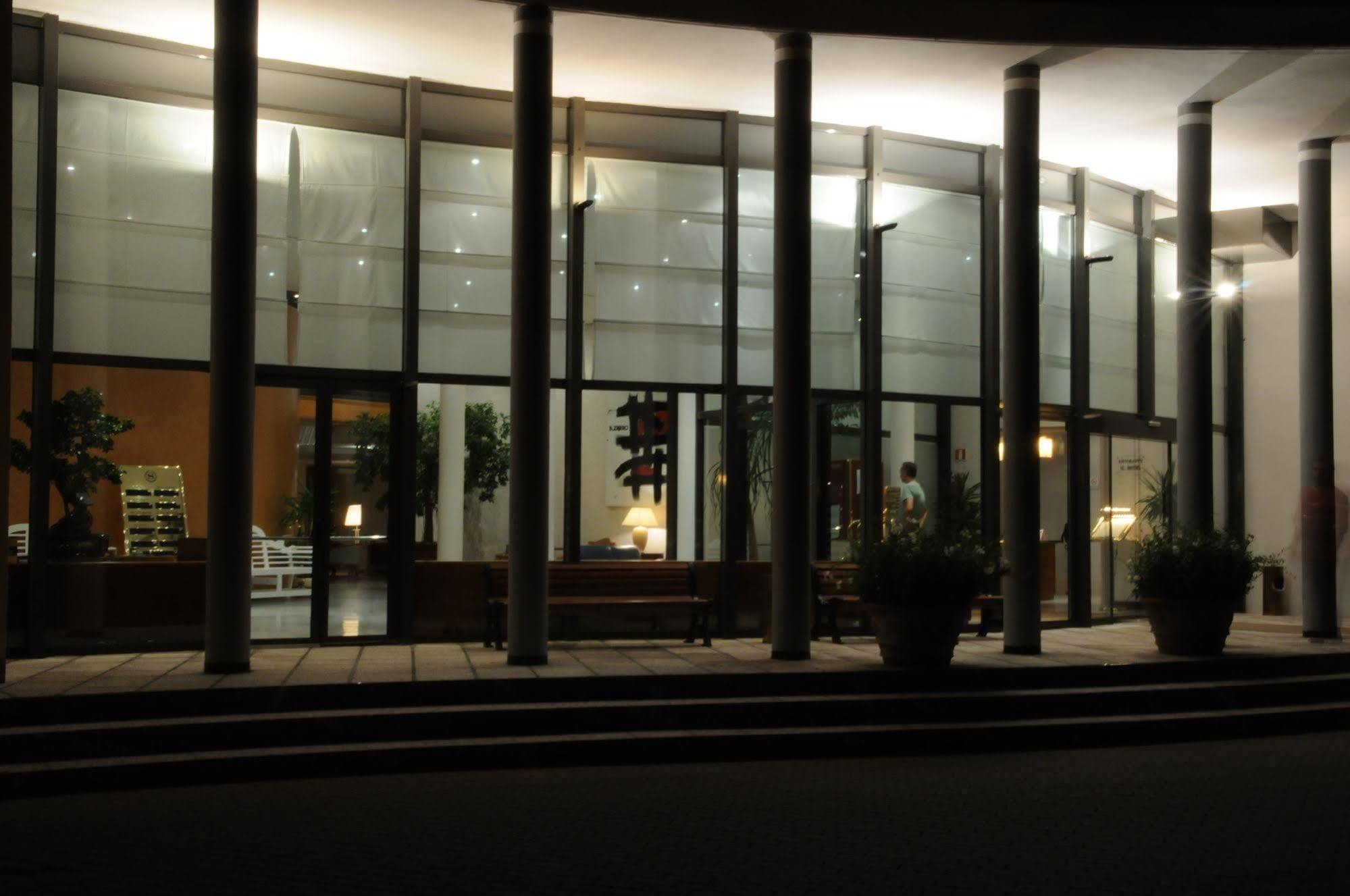 Flyon Hotel & Conference Center Bologna Exterior photo The building at night